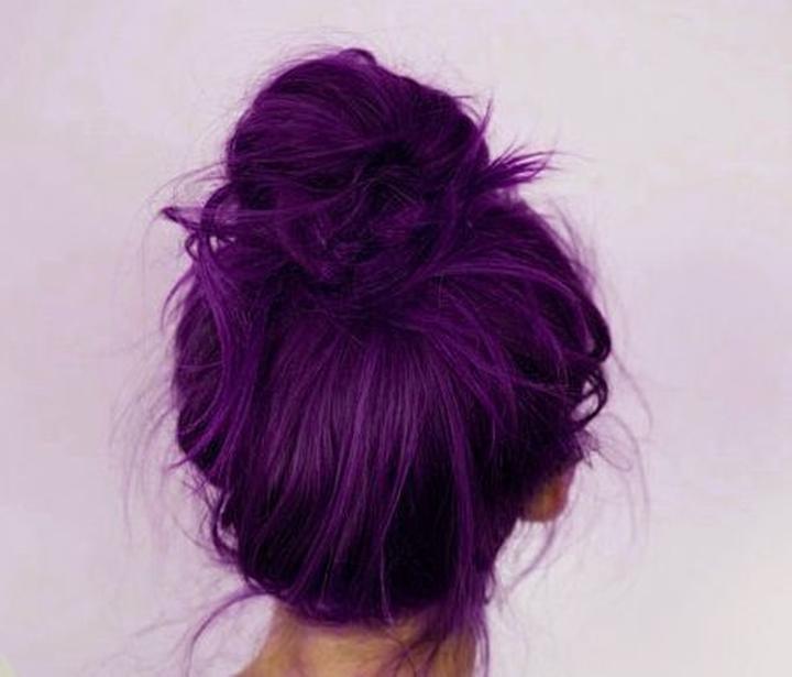 Fioletowe refleksy na włosach