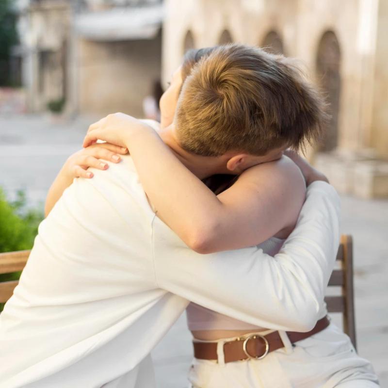 Przytulenie mężczyzny