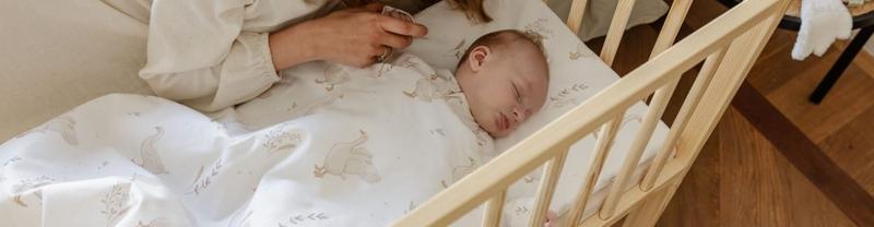 Spanie na klatce piersiowej mamy