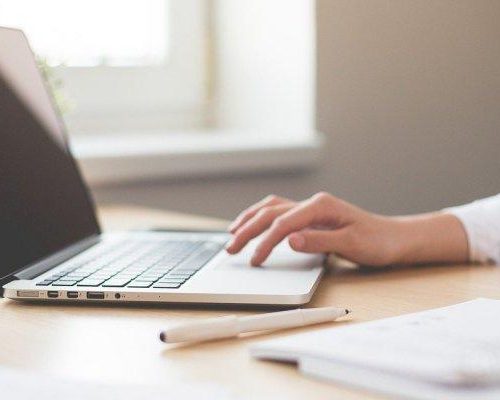 Bezpieczna praca przy komputerze w ciąży – przepisy i konieczne przerwy dla przyszłych mam