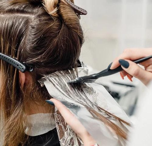 Farbowanie włosów a karmienie piersią – co warto wiedzieć?