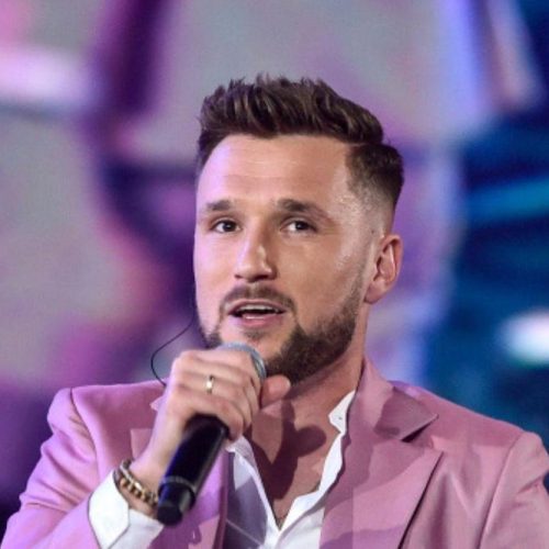 Kim jest Karol Zawrotniak, wokalista zespołu Defis? Poznaj jego życie, rodzinę i pochodzenie